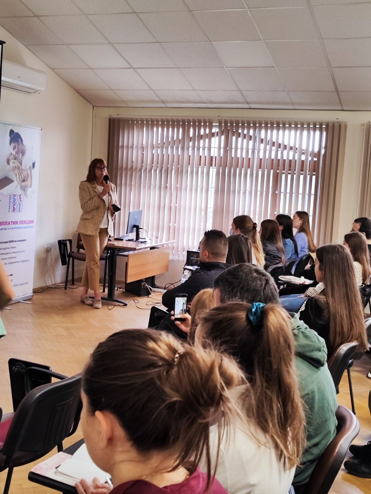 Пълна зала, огромен интерес и много усмивки на „Училище БЕБЕ на живо“ в УМБАЛ „Лозенец“